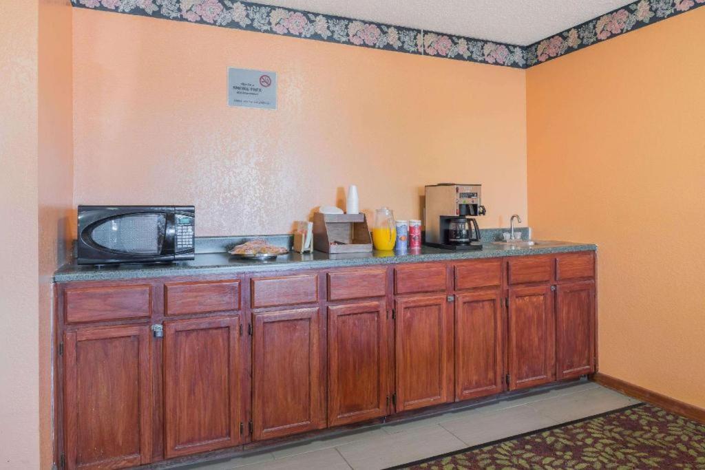 Knights Inn Ferguson Mo Castle Point Εξωτερικό φωτογραφία